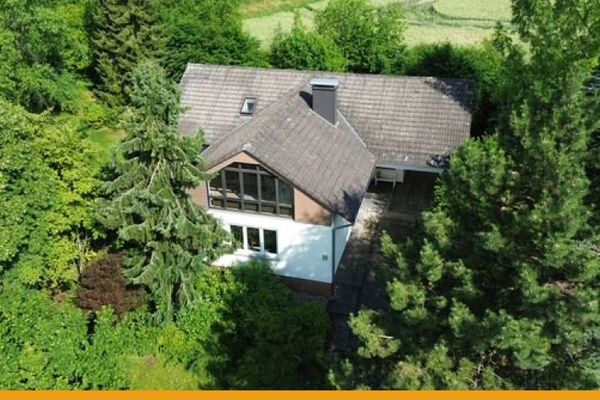 TANTO VERDE, VISTA PANORAMICA E TRANQUILLITÀ AI MARGINI DEL PAESE!
NESSUNA PROVVIGIONE PER L’ACQUIRENTE!
