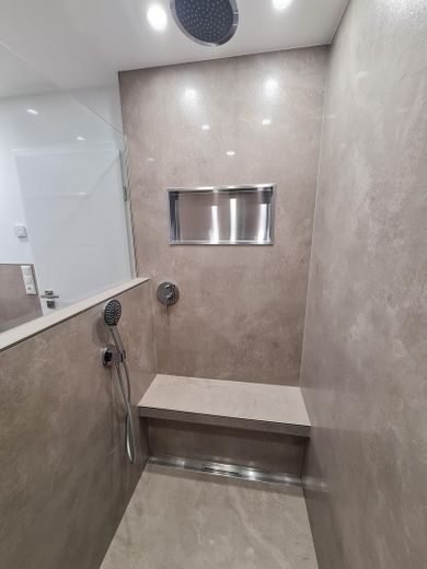 **Neubau Erstbezug, Traumhafte und moderne 4-ZIMMER EG.-Maisonette Whg. in Bischofsheim** – Badezimmer