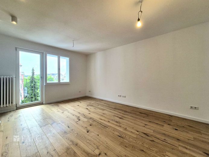 **Modernisierte Wohnung mit Fahrstuhl**- FALC IMMOBILIEN – Wohnzimmer