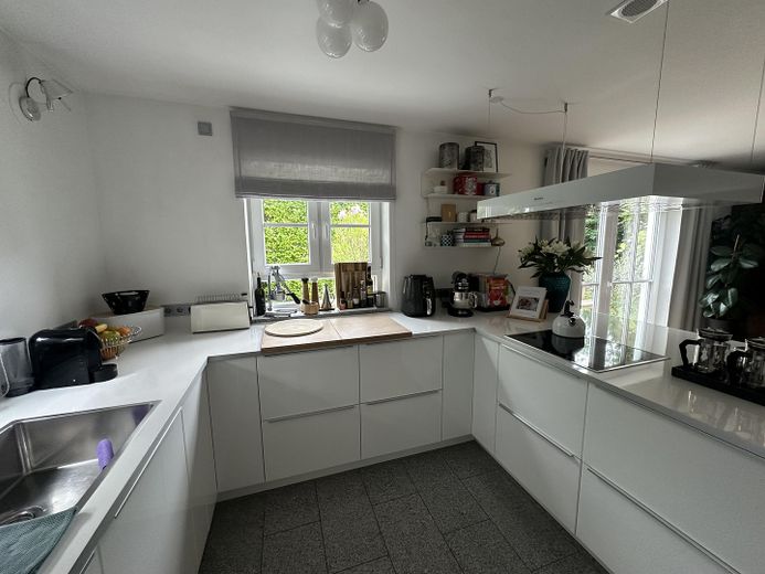 Near Simmerleinplatz: As-new, bright XXL semi-detached house, upscale features, KFW70 standard, with fitted kitchen – EG Küche