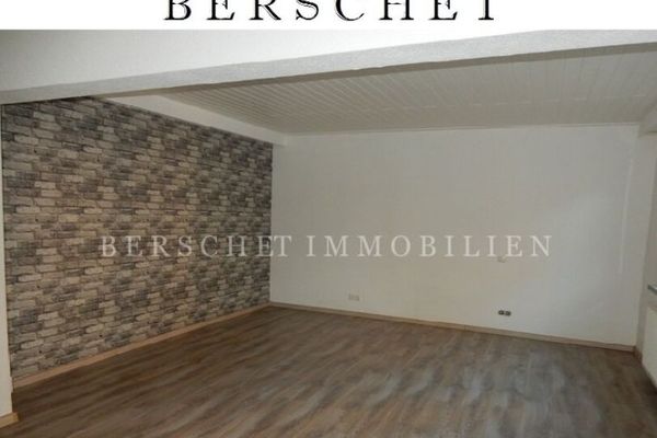 Seligenstadt में 2 गैरेज और खुले बैठने की जगह वाले छोटे बगीचे के साथ 1-परिवार वाला घर