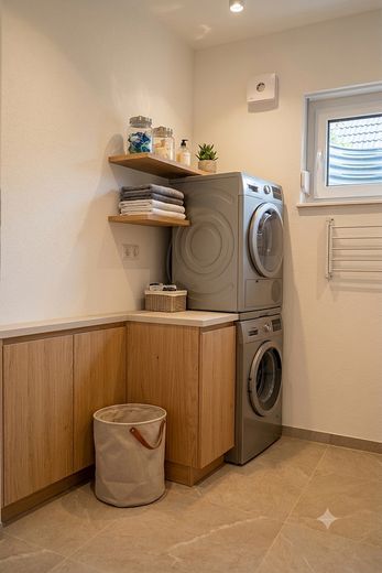 Modernes Neubauhaus mit Garten nahe Falkenhagener See – Waschraum EG - KI