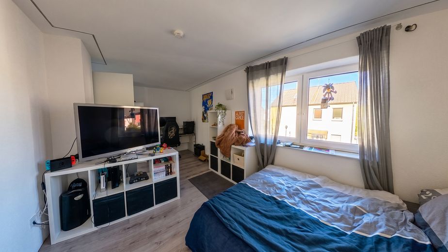 Modernisiertes Familienhaus mit Pool, Sauna, Flächenkühlung/Heizung, Smart Home & PV-Anlage – Zimmer