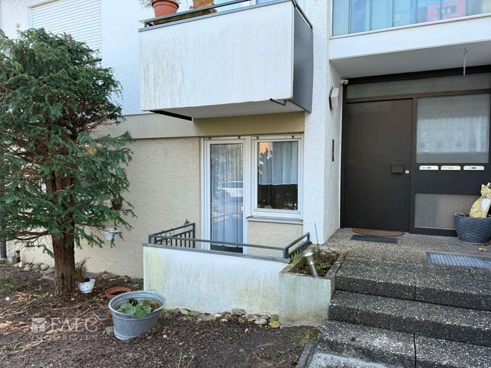 Garten-Wohnung im Reihen Endhaus, helle 3,5 Zimmer, Terrasse + Garage + Platz – Hauseingang + Balkon Küche