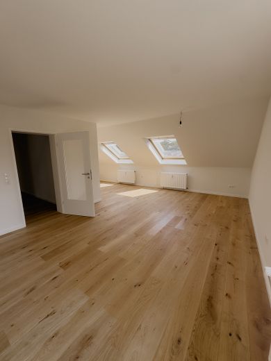 Einziehen & wohlfühlen! Renoviertes Wohnglück in Findorff | Garage | provisionsfrei | Bezugsfrei – Wohnzimmer