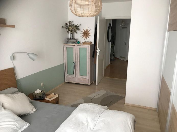 •Commission-free from private seller: Bright 3-room apartment with 2 balconies & underground garage – Schlafzimmer (Teilblick)