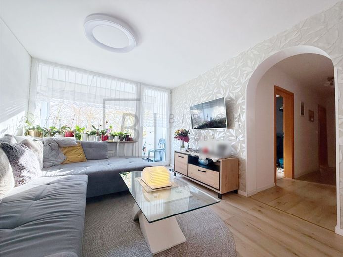 Well-maintained 4.5-room apartment with balcony, garage and immediate availability – Wohnzimmer
