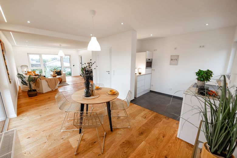 Traumwohnung im 2-MFH mit sonnigem Balkon im 1.OG - (saniert), Energie KL. A – Foto 1