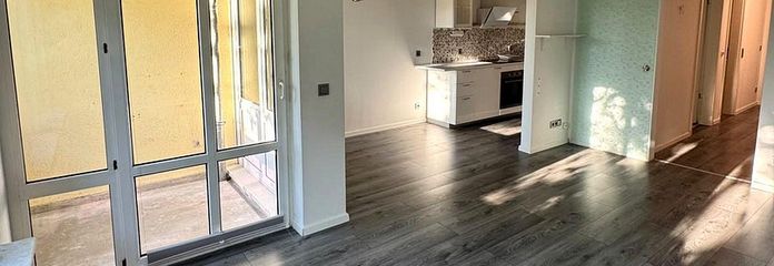 Provisionsfreie, modernisierte 3-Zimmer-Wohnung mit Wintergarten und Garagenbox, bezugsfrei – Wohnbereich mit offener Küche