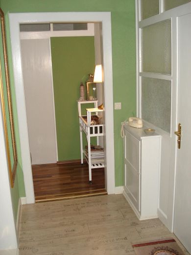 2 HÄUSER AM SEE: Stadtvilla+Cottage, Seezugang m. Bootssteg, Garten, Terrasse, Ferienwohnung – Flur Wohnung Stadtvilla