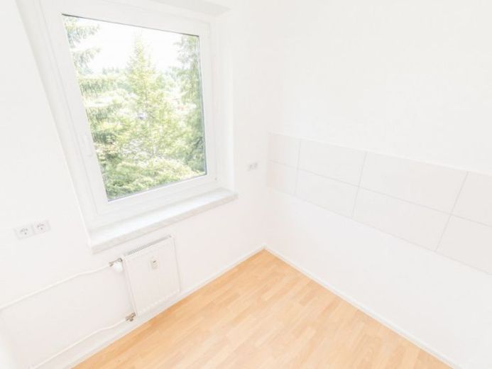 Blick ins Grüne / Aufzug / Badewanne – Foto 1