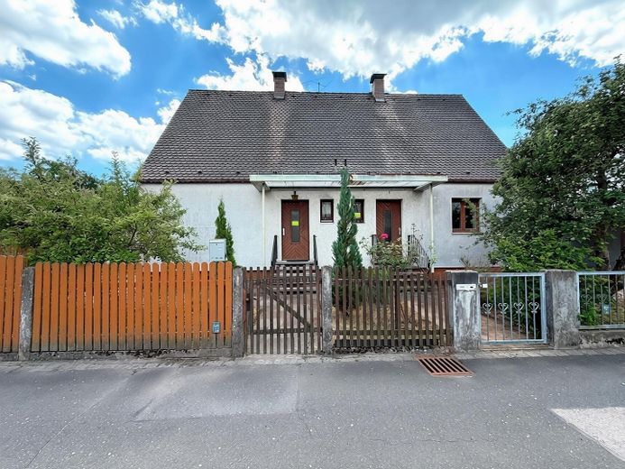 Doppelhaus mit 2 Doppelhaushälften * in Feucht – 2 Doppelhaushälften