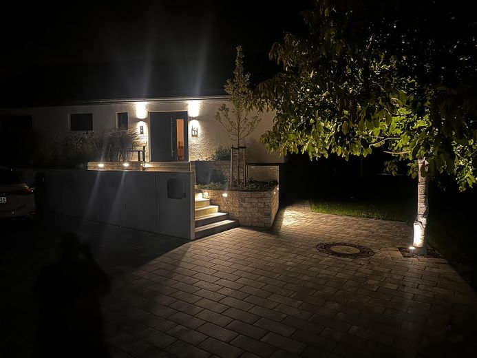 Modernes Einfamilienhaus in Feldrandlage – Zugang bei Nacht