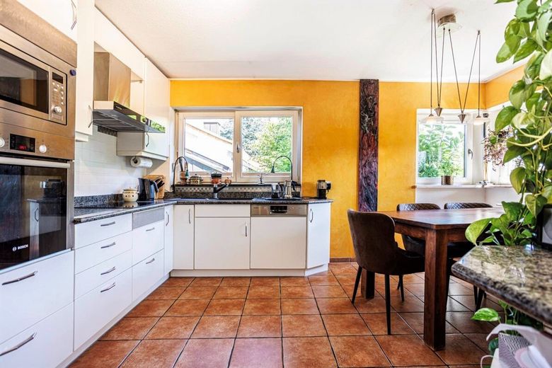 Architektenhaus (3 Wohneinheiten) mit Garten u. Garage – Küche Hauptwohnung