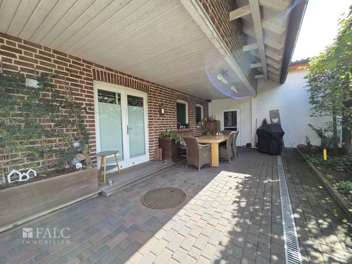 Exklusives Anwesen mit Wohnhaus, Büroflächen und Gewerbehalle auf weitläufigem Grundstück – 1. Terrasse
