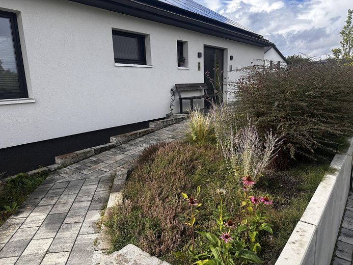 Modernes Einfamilienhaus in Feldrandlage – Barrierefreier Zugang zum Haus