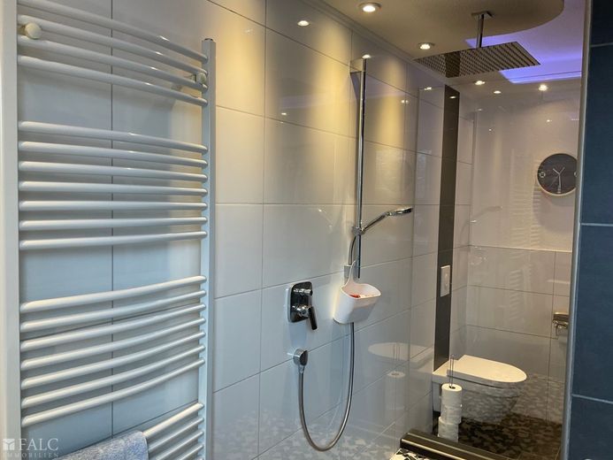 Ihr Haus, Ihre Terrasse, Ihr Pool – Badezimmer