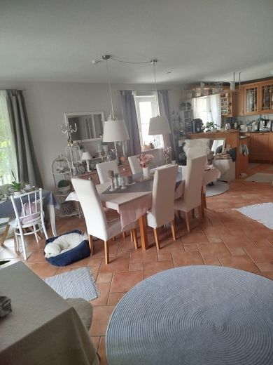 Esszimmer und Blick in die Küc