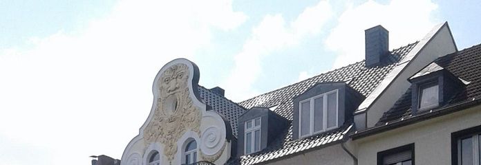 عقار استثماري تمثيلي في قلب مونشنغلادباخ، بدون عمولة مباشرة من المالك – Historische Hausfassade