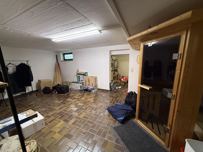 Großer Keller mit Sauna