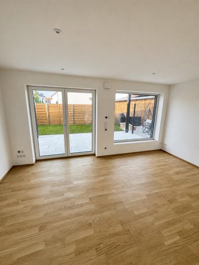Aktionspreis! 99 % bezugsbereit – Mittelhaus in Teugn  - 100.000 € KfW-Förderung – Wohnzimmer