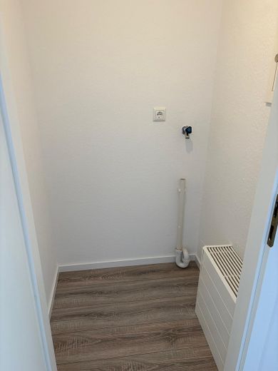 Helle Moderne 1-Zimmer Wohnung mit Einbauküche und Balkon in Motzen – Abstellraum