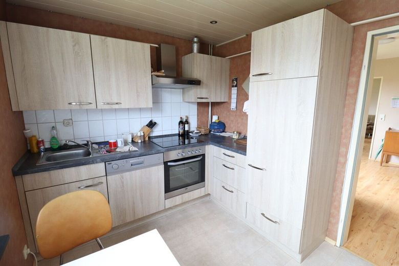 Großes EFH mit PV-Anlage, Kamin, Keller, Garagen und herrlichem Garten ! – Küche EG