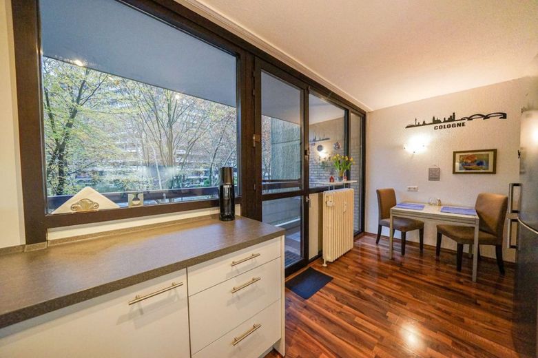 Außergewöhnlich und stilvoll! 4-Zimmer-Wohnung mit 2 Balkonen und Tiefgarage in Köln-Weiden – Bild 10