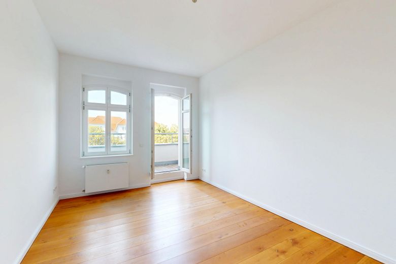 Friedrichshain'da balkonlu ve tasarım dokunuşlarına sahip yenilenmiş eski yapı dairesi – Schlafzimmer