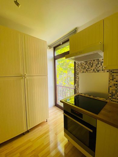 Helle 3-Zimmer-Wohnung mit Einbauküche & Aufzug & West-Loggia in München – Küche