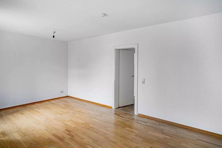 Frisch renoviert: Großzügige 140 m² Etagenwohnung mit Süd-Balkon, Parkett, Duschbad & TG-Stellplatz – Wohnzimmer