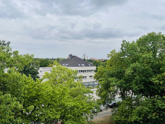 3-Zimmer-Wohntraum am Mittellandkanal – saniert, bezugsbereit & mit Weitblick – Ausblick vom Balkon