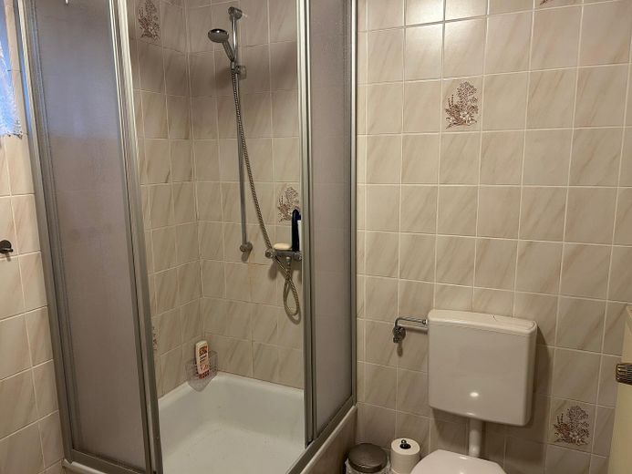 Casa unifamiliare ben tenuta con grande potenziale e terreno edificabile aggiuntivo a 54570 Neroth – Badkeller