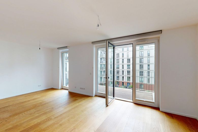 Moderno piso de 3 habitaciones con azotea, balcón y plaza de garaje subterráneo en HafenCity – Wohnzimmer
