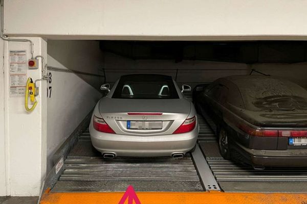 Nähe Münchner Freiheit: Duplex Stellplatz OBEN. Keine zusätzliche Käuferprovision.