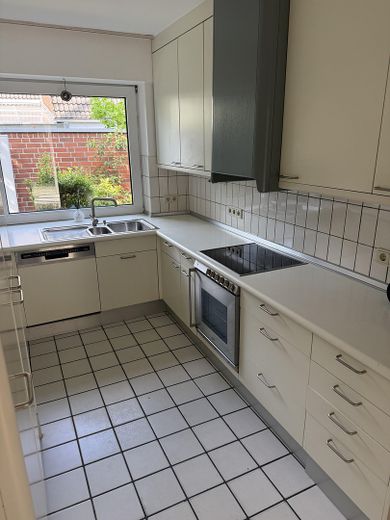 Zadbany dom jednorodzinny w stylu dziedzińca ogrodowego, zapewniający dużą prywatność – zmodernizowany i gotowy do zamieszkania – Küche direkt am Wohnzimmer 2/2