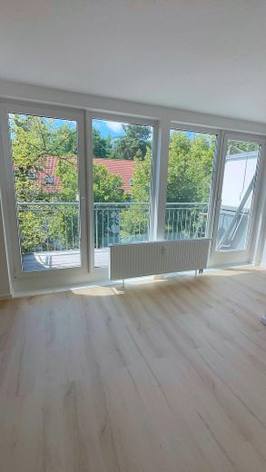 Ruhig wohnen nahe dem See: Helle 3-Zimmer-Dachgeschoss-Wohnung mit Balkon in Zossen – Wohnzimmer mit Balkonblick
