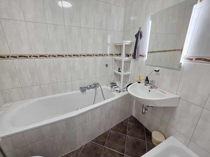 Nicht alltägliche 2,5 Raum Komfortwhg. großer Sonnenbalkon, Bad: Wanne + Dusche, Echtholzparkett – Badezimmer mit Badewanne
