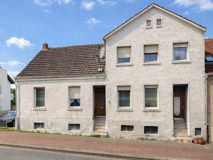 Drei Wohnungen, großes Grundstück, viele Möglichkeiten – Dreifamilienhaus in zentraler Lage – Foto 1