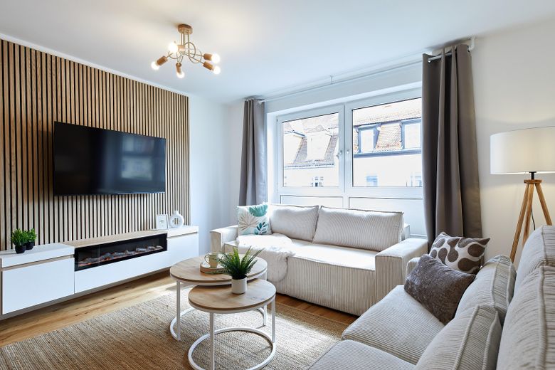 شقة مُجدَّدة ومفروشة بالكامل بأفضل مستوى -بدون عمولة- – Couchbereich + Schlafsofa
