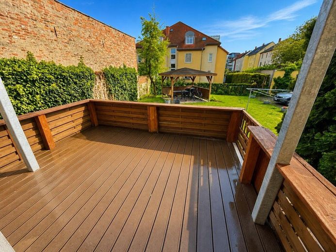 HORN IMMOBILIEN++ Neubrandenburg, charmante 3-Raum ETW im EG mit großer Terrasse, EBK und großem Bad – Terrasse
