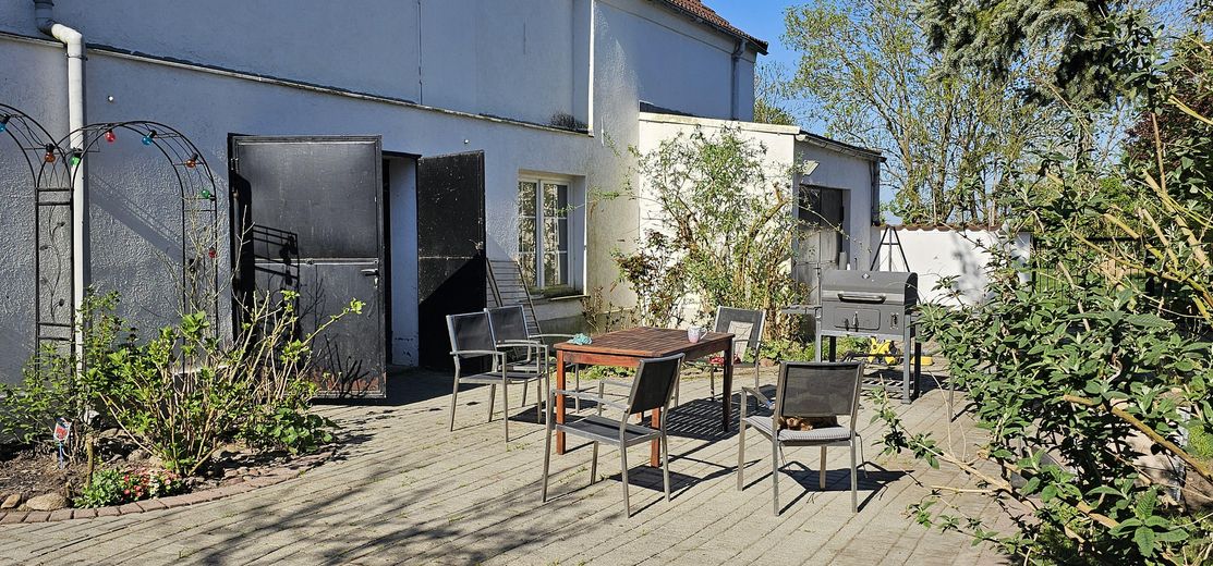 Tu sueño de tener un caballo en casa se hace realidad – Innenhof vor dem großen Stall