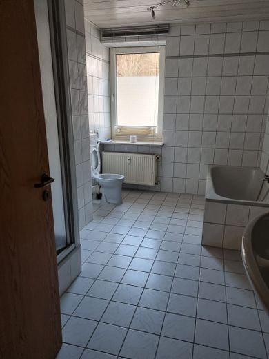 Badezimmer mit Bad und Dusche