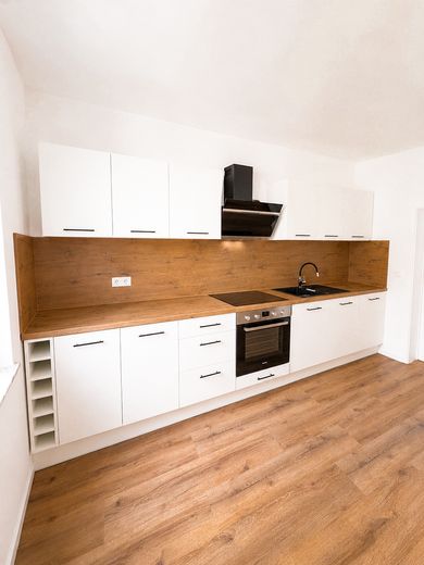Kernsanierte 4-Zimmer-Wohnung mit moderner Einbauküche in zentraler Lage – Küche mit Einbauküche 