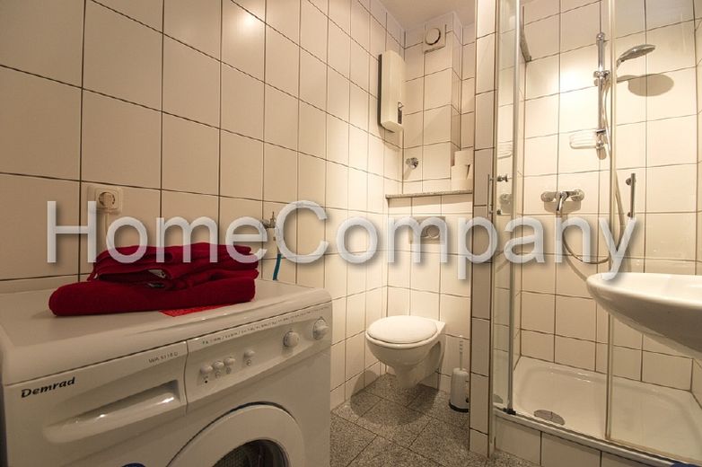 Sehr moderne Wohnung mit Parkett und Balkon in guter Lage, Straßenbahnhaltestelle in der Nähe – 1e65603bcd02a7bc34d2f445ff9a9339de9dc314.jpg