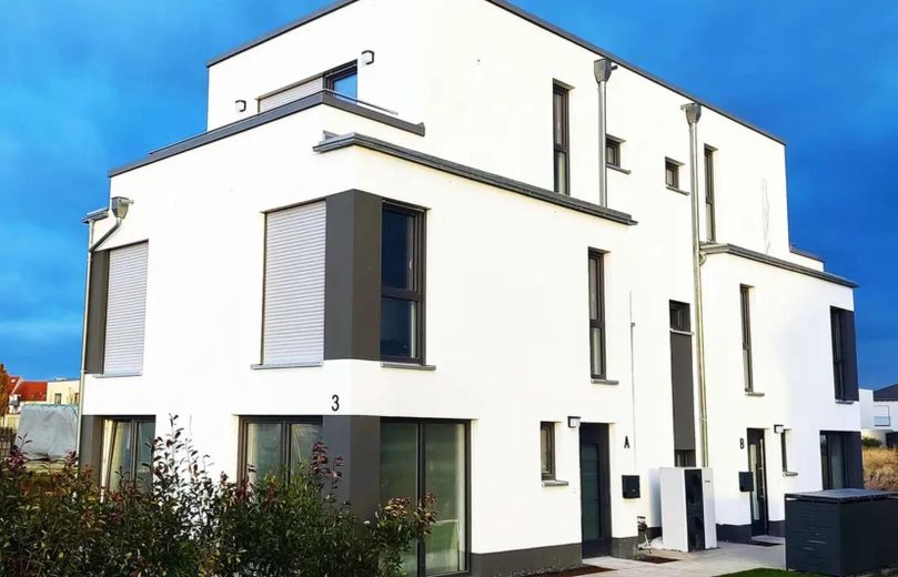 Elegancki nowy dom rodzinny w Hochheim | 156 m² | 6 pokoi | Ogród i taras na dachu – DHH 