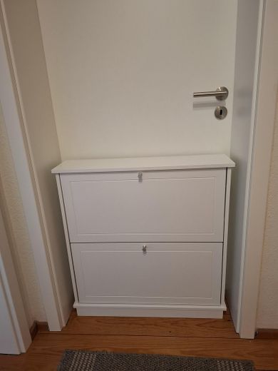 Klimaanlage! Neue, moderne 1 Zi-Wohn. mit excl. Bad und Küche. Volle Ausstattung. Weingarten b. KA – Schuhschrank