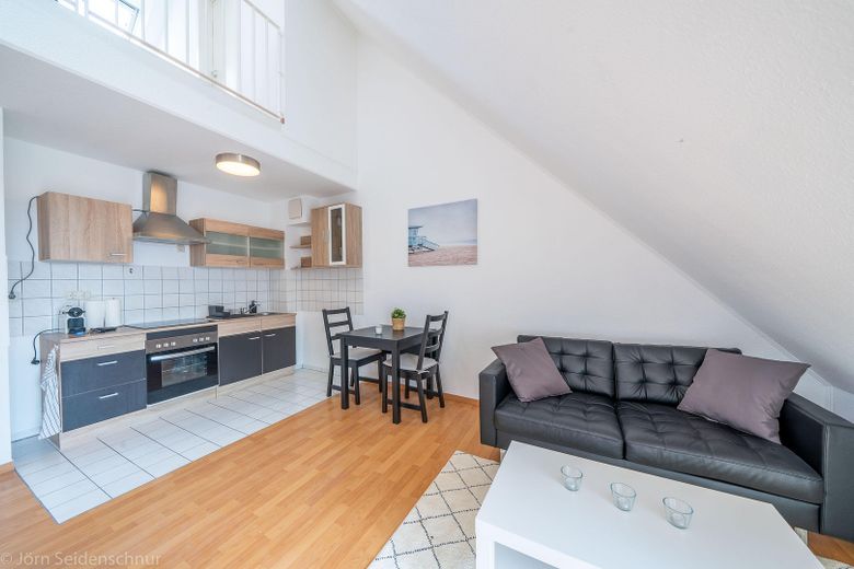 großes Wohnzimmer mit Küche