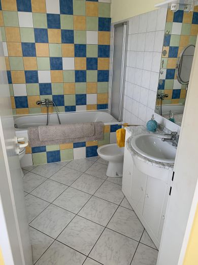 लगभग 1.561 m² पर दो घर – बहु-पीढ़ी के साथ रहने के लिए आदर्श – kleines Haus Bad