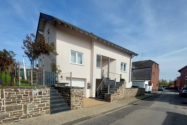 Einfamilienhaus mit Wintergarten ;Terrasse; Garten und Garage.